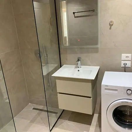 Delfin Daire Saranda