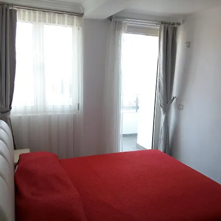 Delfin * Sarandë