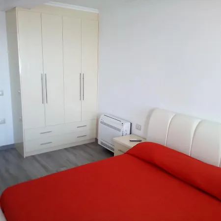Delfin * Sarandë