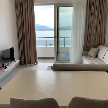 アパート Delfin Sarandë