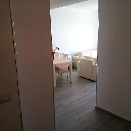 Delfin * Sarandë